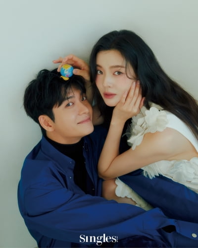 ♥이광수랑 8년째 공개 연애 중인데…이선빈, ♥강태오와 초밀착 스킨십 '깜짝' [화보]
