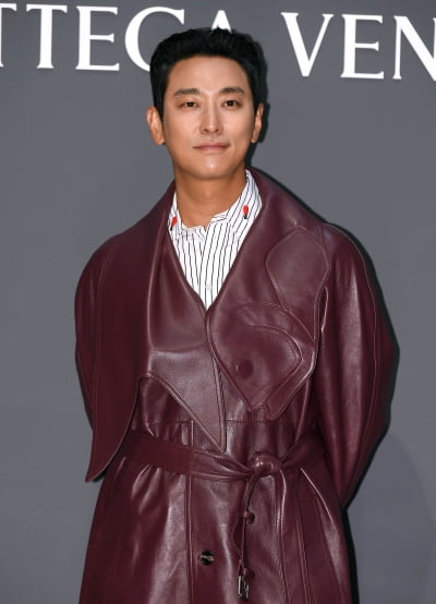 俳優ジュ・ジフン、立っていてもカリスマあふれる…心まで