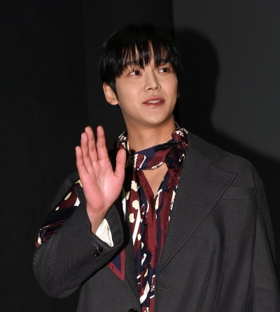 俳優ロウン、純正漫画主人公のように…完璧なビジュアル