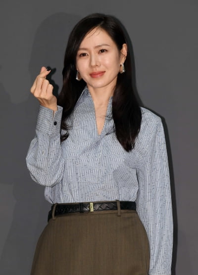 ソン・イェジン、変わらない雰囲気の女神…影さえ可愛い