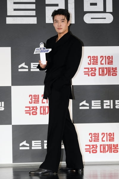 강하늘, 행복한 꽃미소...뒤돌아 보면 심쿵[TEN포토+]
