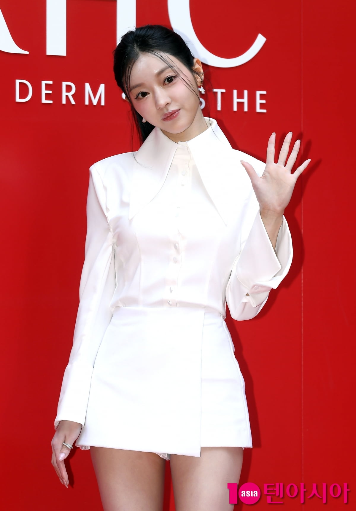 오마이걸 유아, 인사하는 인형...눈이 보석[TEN포토+]