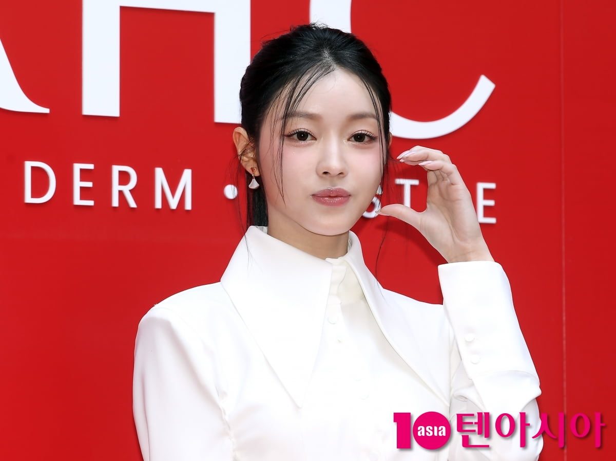 오마이걸 유아, 인사하는 인형...눈이 보석[TEN포토+]