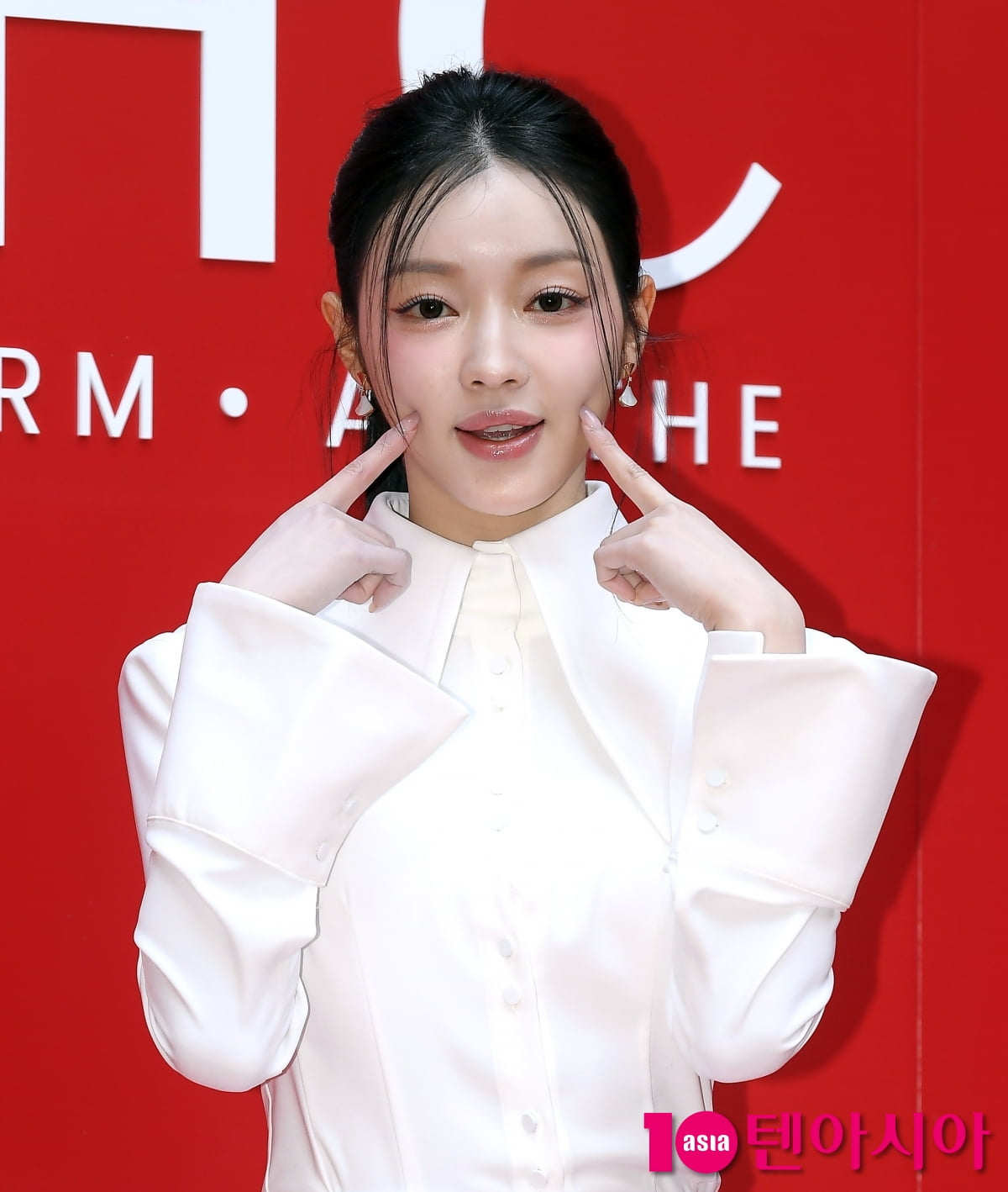 오마이걸 유아, 인사하는 인형...눈이 보석[TEN포토+]