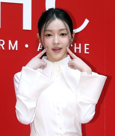 오마이걸 유아, 인사하는 인형...눈이 보석[TEN포토+]