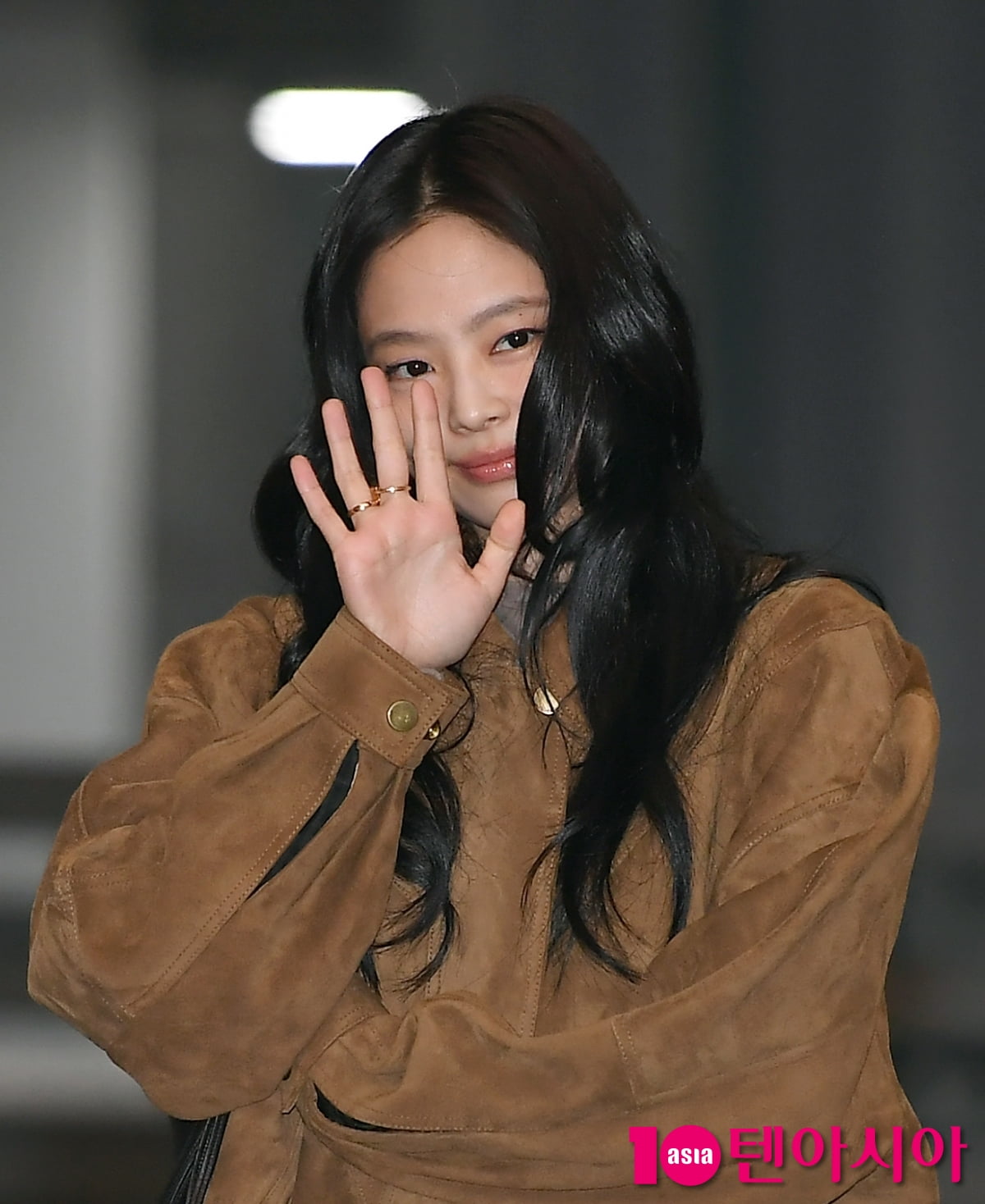 블랙핑크 제니, 청순미 뿌리는 공항패션...어떻게 봐도 이쁨[TEN포토+]