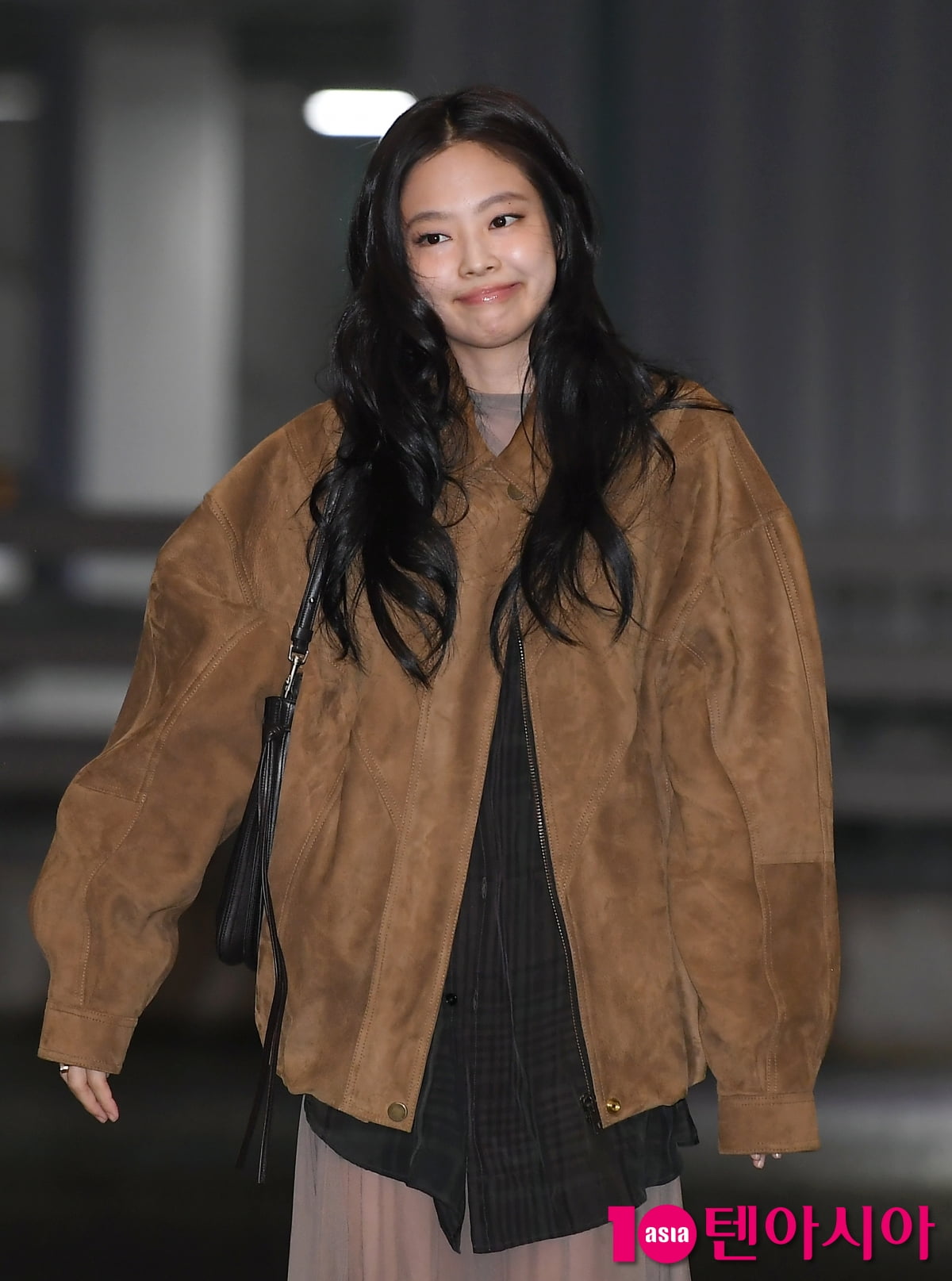 블랙핑크 제니, 청순미 뿌리는 공항패션...어떻게 봐도 이쁨[TEN포토+]