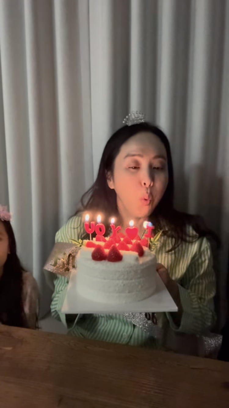‘이혼 소송’ 박지윤, 왕관까지 쓰고 파티…46번째 생일