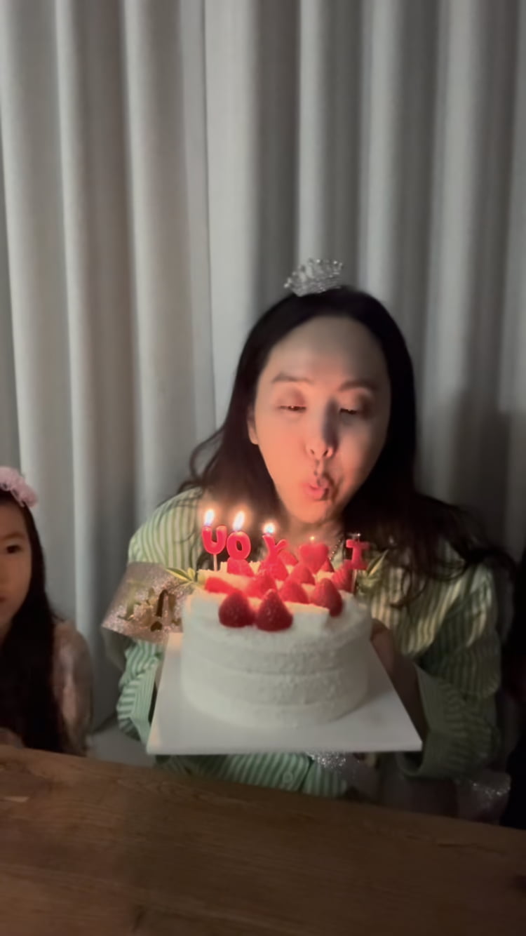‘이혼 소송’ 박지윤, 왕관까지 쓰고 파티…46번째 생일
