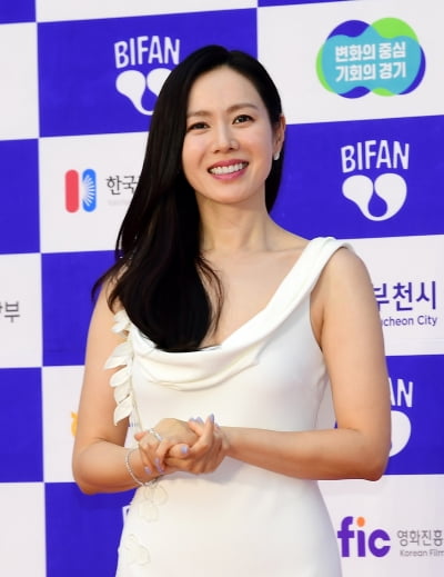 [공식] 손예진, 발칙한 '스캔들' 주인공 됐다…넷플릭스, 시리즈 제작