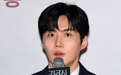 [공식] 김선호, 겹경사 터졌다…고윤정과 ♥핑크빛→차은우와 한솥밥, 판타지오서 새출발