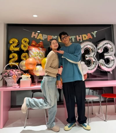 김진경, '연봉 20억' ♥남편 팔짱 꼭 끼고…여전한 달달함 과시