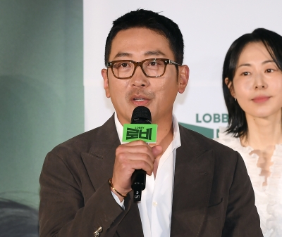 하정우, 10년 만에 감독인데…"시치미 뚝, 어색하고 이상해"('로비')