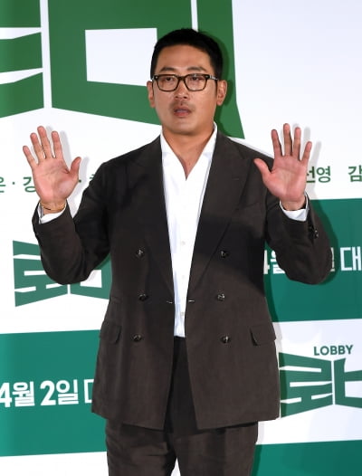 [종합] '10년 만에 연출작' 하정우, '골프 접대' 결심했다…"무조건 해야겠다 생각"('로비')