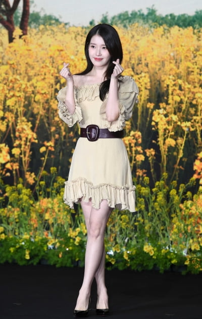 아이유, 봄을 부르는 미모...달콤한 눈빛[TEN포토+]