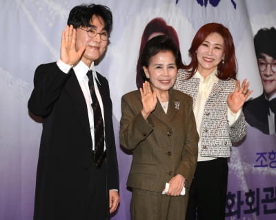 [종합] '은퇴 시사' 이미자, 주현미·조항조 손 잡고 호소…"전통가요를 살려주세요"