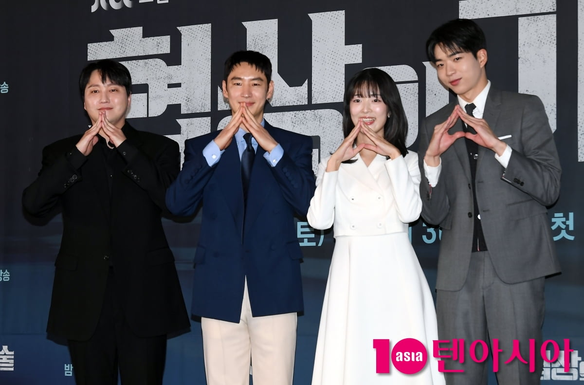 이제훈,-김대명-안현호-차강윤, 비주얼 뛰어난 M&A 팀[TEN포토+]