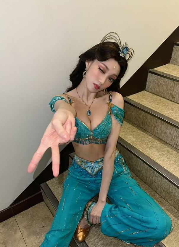 사진=이성경 SNS