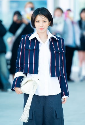 (여자)아이들 소연의 공항패션 속 가방 어디꺼? 맥퀸T-바 슬링 백