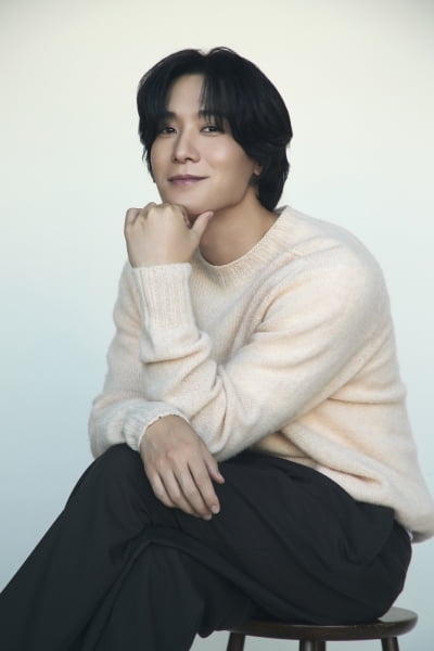 장률, 고아라와 ♥핑크빛 불거졌다…"현장서 관찰 多 겉으론 밝아보이지만" ('춘화연애담')[인터뷰 ①]