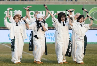 유니스, 축구장에서 반짝이는 무대[TEN포토+]