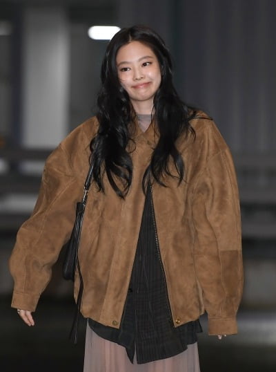 1인 기획사 차린 제니, 돈 얼마나 많이 벌길래 "직원 15명…나에게 투자 많이 해" ('요정재형')