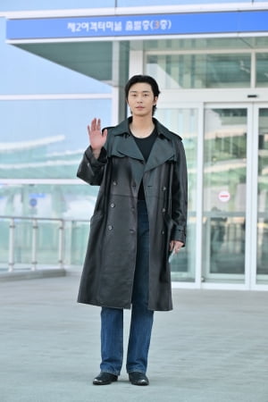 '샤넬 앰배서더' 박서준 출국, 공항에 흩날린 '훈훈함'