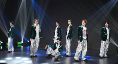엔티엑스, 타이틀곡 'OVER N OVER' 즐거운 무대[TEN포토+]