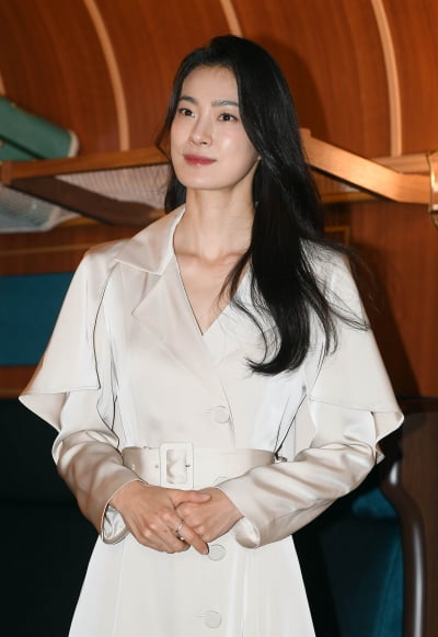 オク・ジャヨン、反転魅力の優雅美…すっきりした笑顔