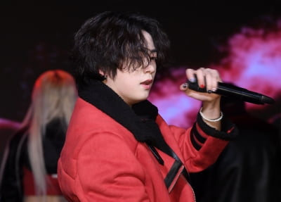 건우, 에너지 넘치는 무대[TEN포토+]