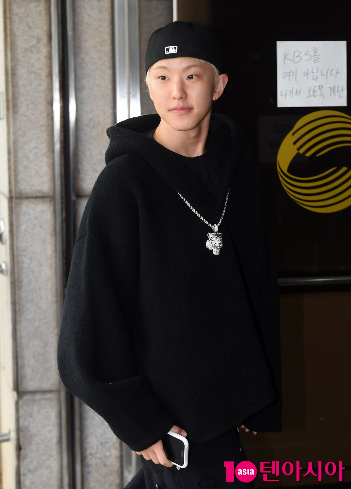 세븐틴 호시, 사슴 눈망울...호랑이의 시크한 블랙[TEN포토+]