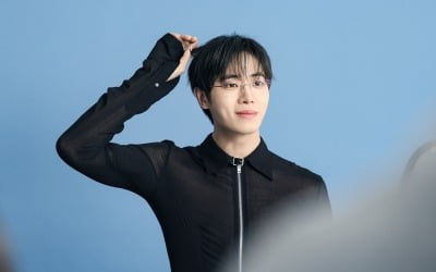 추영우, '동갑' 조이현과 ♥핑크빛이더니…안경 쓰고 보조개 미소 '활짝' [화보]