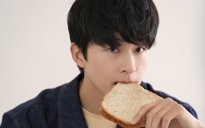 홍경, '11살 연상' 장도연과 ♥핑크빛→번호 교환하더니…연하남 매력 제대로 보여주네 [화보]