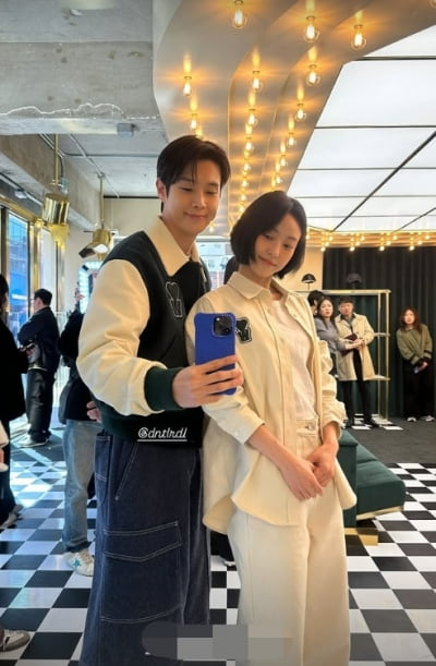 "그 형 소문 안 좋아"…김수현 폭로한 최우식, 여배우 옆 '매너손'