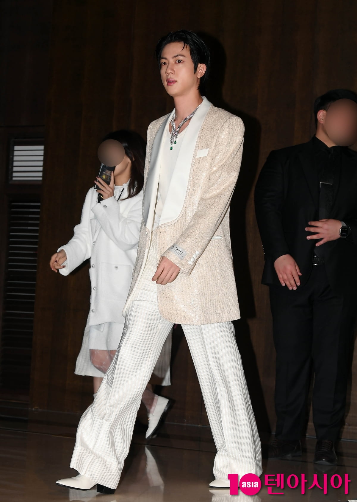 BTS 진, 백마탄 왕자님...주얼리 귀죽이는 외모[TEN포토+]