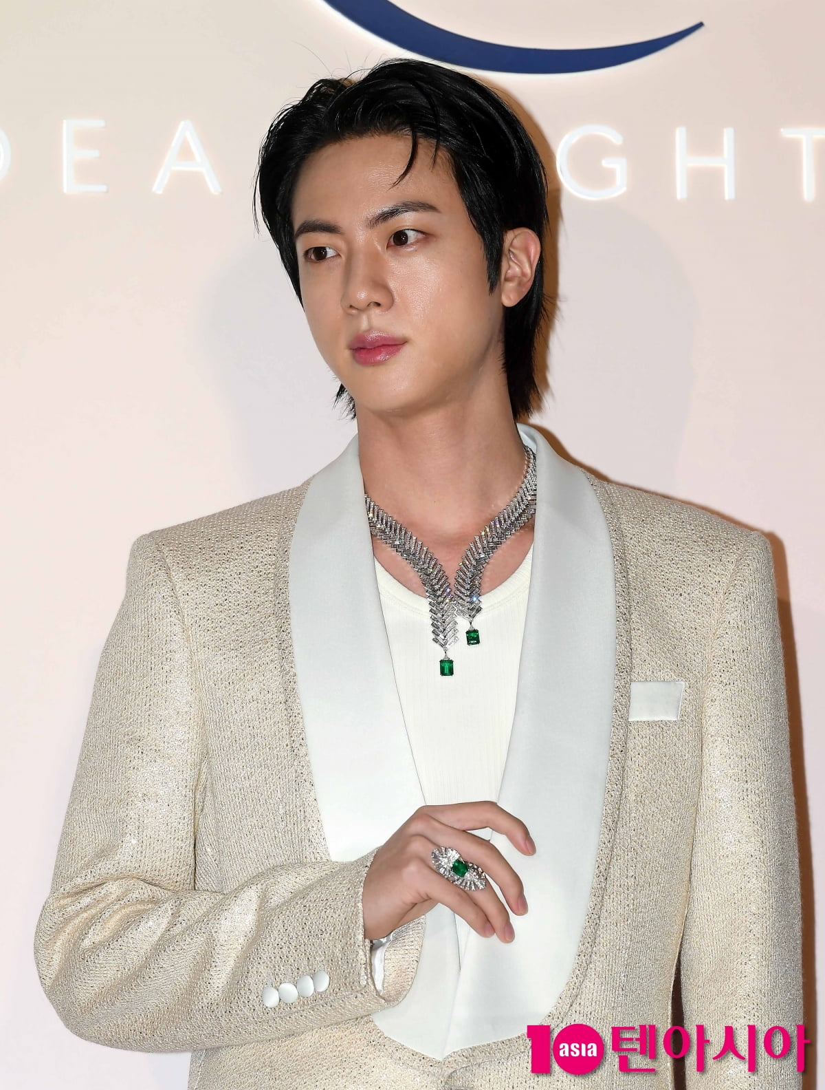 BTS 진, 백마탄 왕자님...주얼리 귀죽이는 외모[TEN포토+]