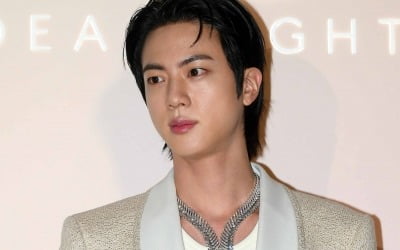 전역한 BTS 진에 기습 뽀뽀한 일본 여성…결국 조사도 못했다 [TEN이슈]