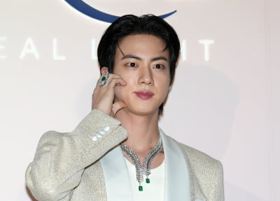 BTSのジン、白馬の王子様...ジュエリーの飢餓の外観
