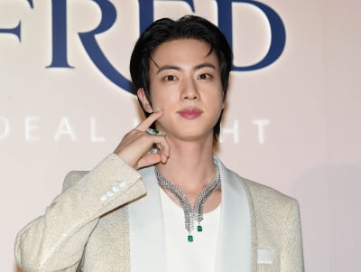 BTSのジン, 貴公子フォース...セクシーな目つき