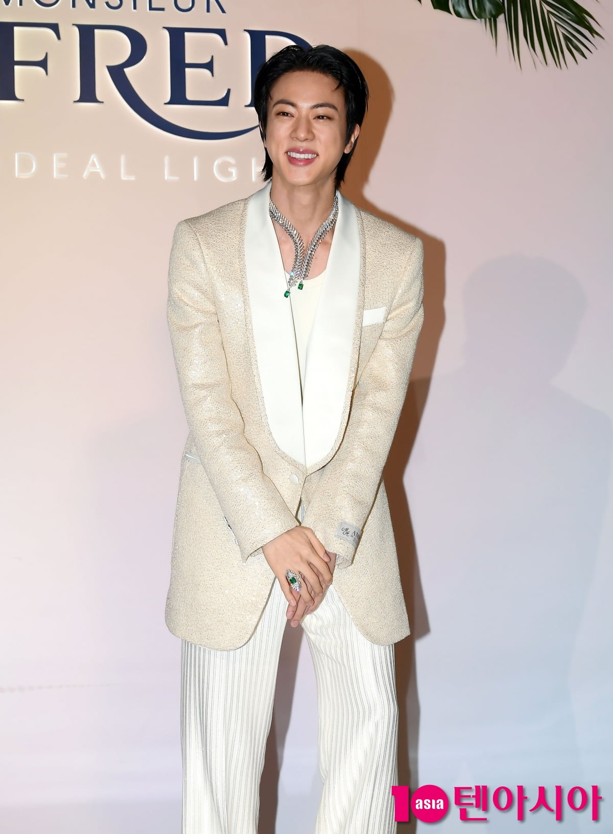 BTS 진, 뒤돌아 보면 심쿵...오늘도 멋지네[TEN포토+]