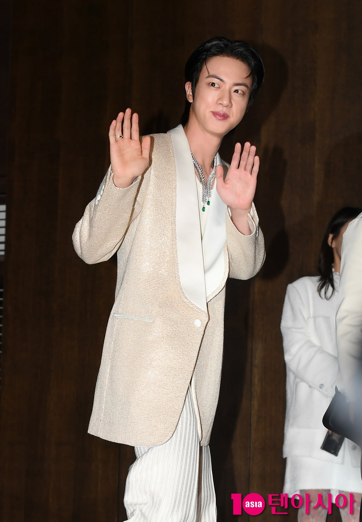 BTS 진, 뒤돌아 보면 심쿵...오늘도 멋지네[TEN포토+]