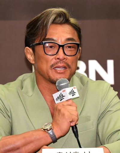 추성훈, ♥야노시호와 불화라더니…헐벗은 채 윙크까지 ('핸썸가이즈')