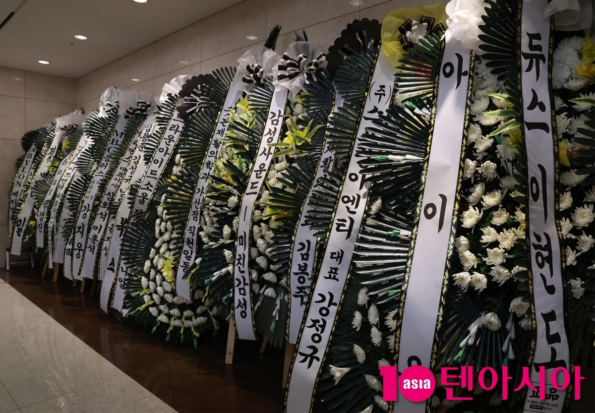 휘성, 팬과 동료 배웅 속 영면…16일 발인 엄수