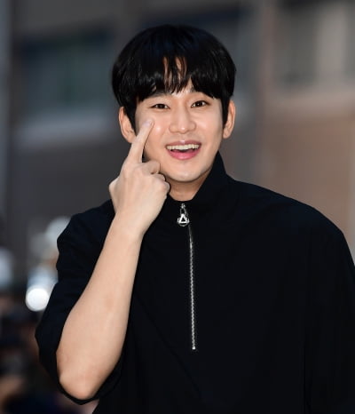 '故 김새론과 교제 인정' 김수현, 입 연 이유 있었다…A4 9장 분량으로 구구절절 해명 [TEN이슈]