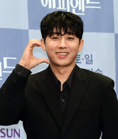 [단독] 손호준, 결별 9개월 만에 겹경사 맞았다…회사 설립→연극 '킬링 시저' 캐스팅