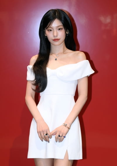 ITZYのイェジ、あるイェジ、オフショルダーでエレガントに…春の女