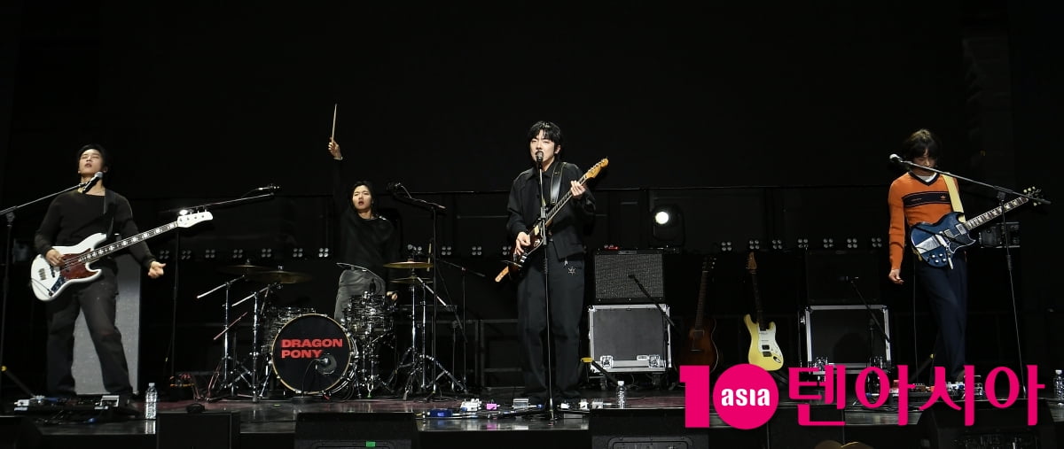 드래곤포니, 흥겨운 타이틀곡 '낫 아웃' 무대[TEN포토+]