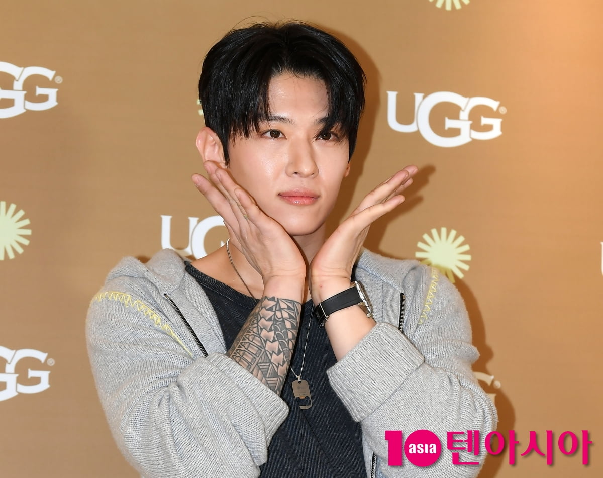 덱스, 터프남의 귀여운 꽃받침...훈훈하네[TEN포토+]