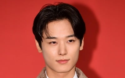 더보이즈 주연, MC몽 손 잘 잡았네…화이트데이 기념 사탕 선물하고 싶은 男가수 1위 [TEN차트]