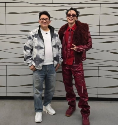 방시혁, 몰라보게 홀쭉해져서 나타나더니…흰 티셔츠에도 '무굴욕'